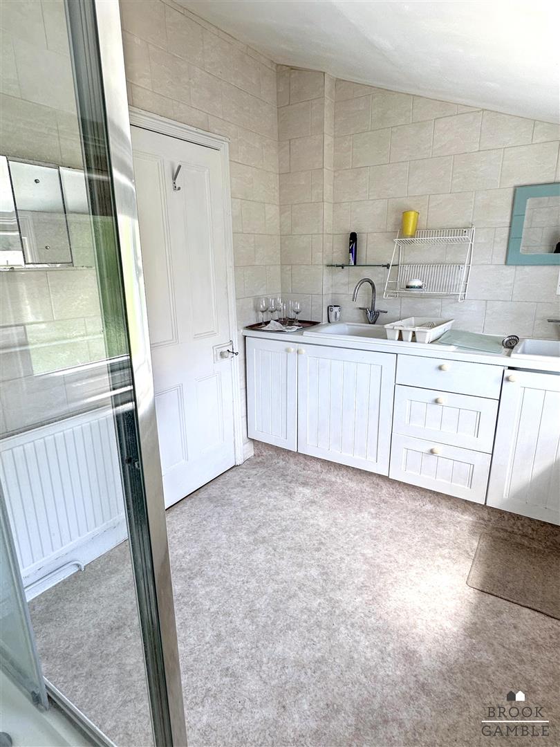 4 Bedroom House - Terraced. Willowfield Square in Eastbourne,  13